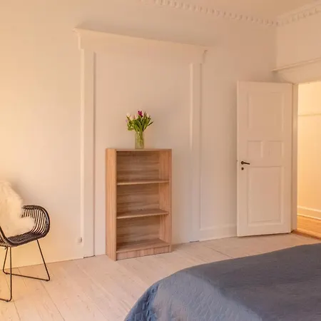 Bright And Spacious In Downtown Apartment *